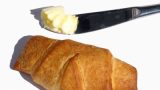 Croissant und Butter - das französische Frühstück ist perfekt - Bildquelle Stephanie Hofschlaeger  / pixelio.de