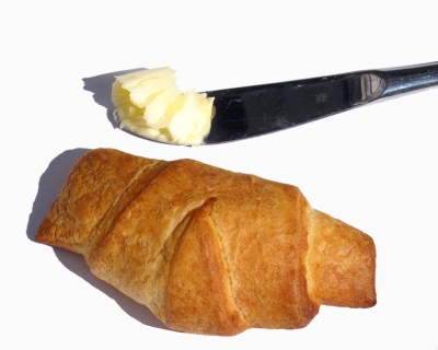 Croissant und Butter - das französische Frühstück ist perfekt - Bildquelle Stephanie Hofschlaeger / pixelio.de