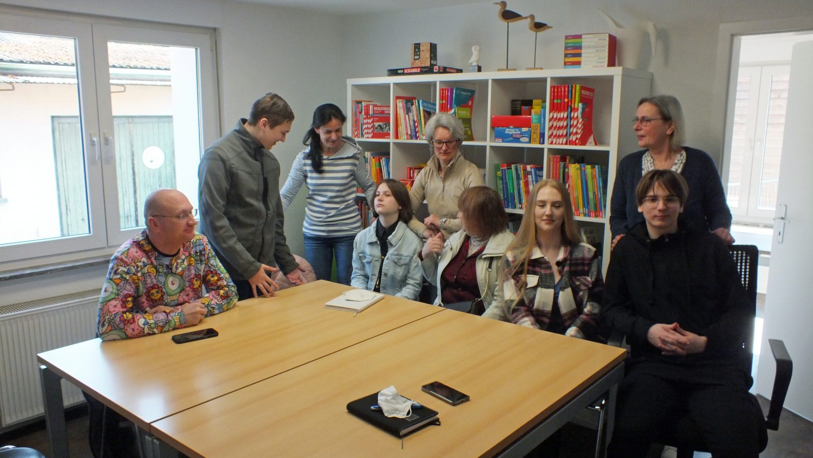 Erster Deutschkurs für ukrainische Flüchtlinge startet, stehend von rechts nach links Gabi Strommen, Nadine Strasse und Iryna, sitzend von links Henning Pauly und die Gäste aus der Ukraine, Foto KS